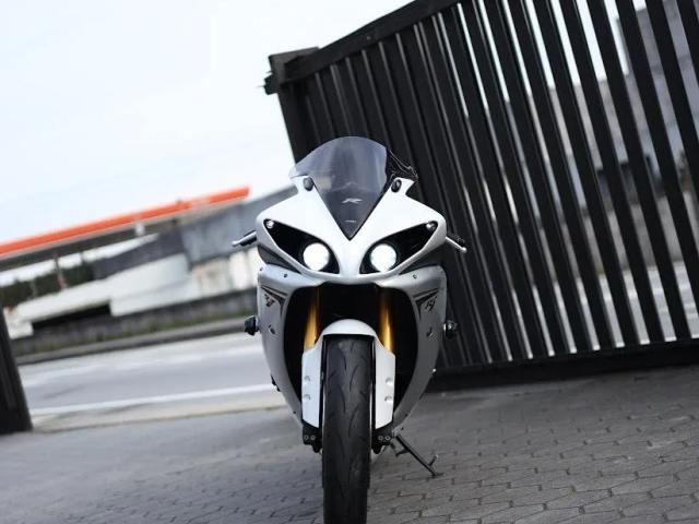 Yamaha R1 — Sport 998cc