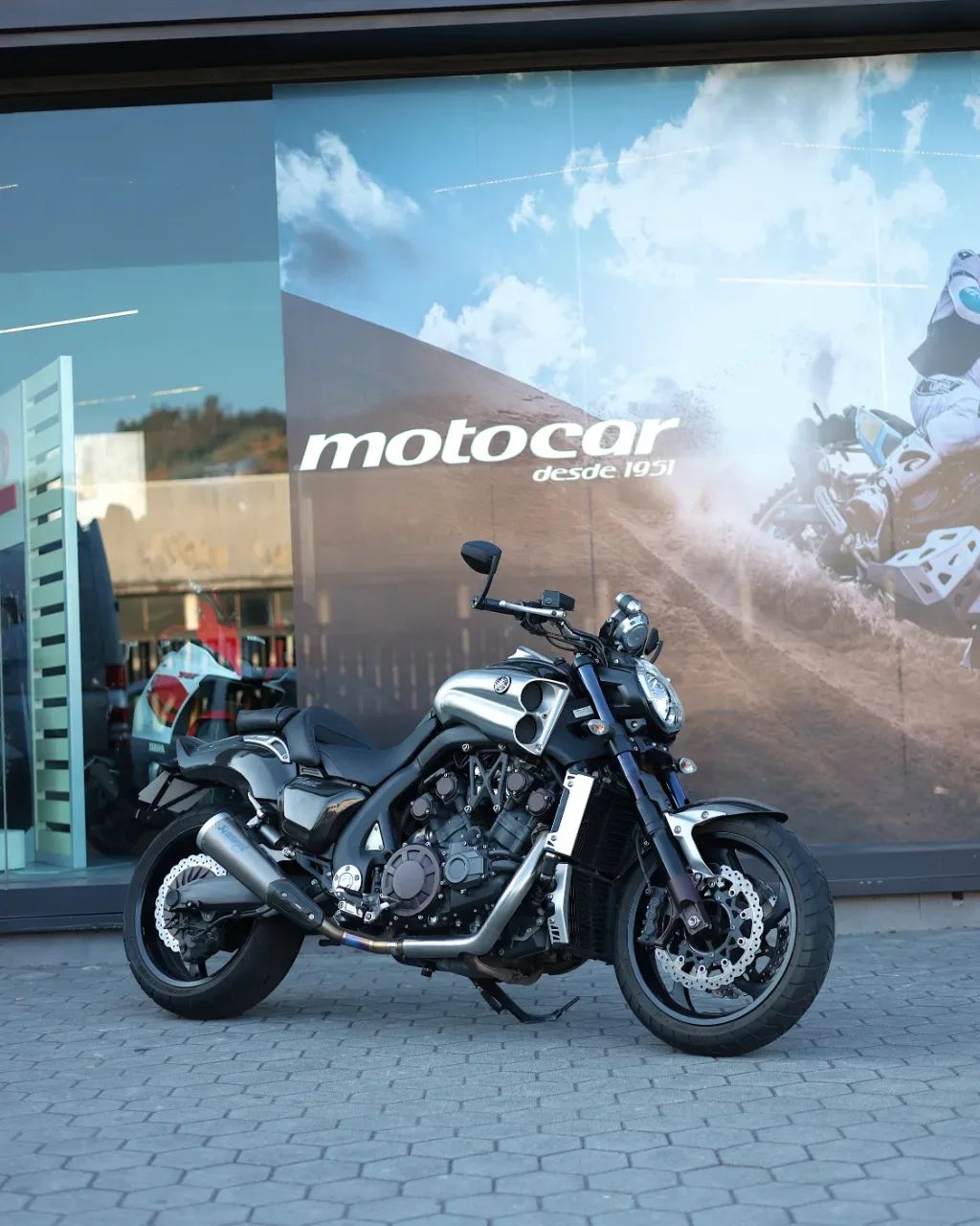 Yamaha VMAX 1700 Carbon Akrapovic Edition 2015 — Custom 1679cc