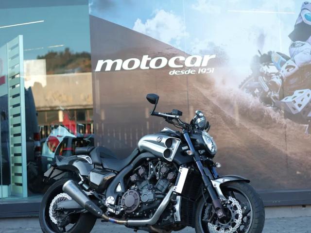 Yamaha VMAX 1700 Carbon Akrapovic Edition 2015 — Custom 1679cc